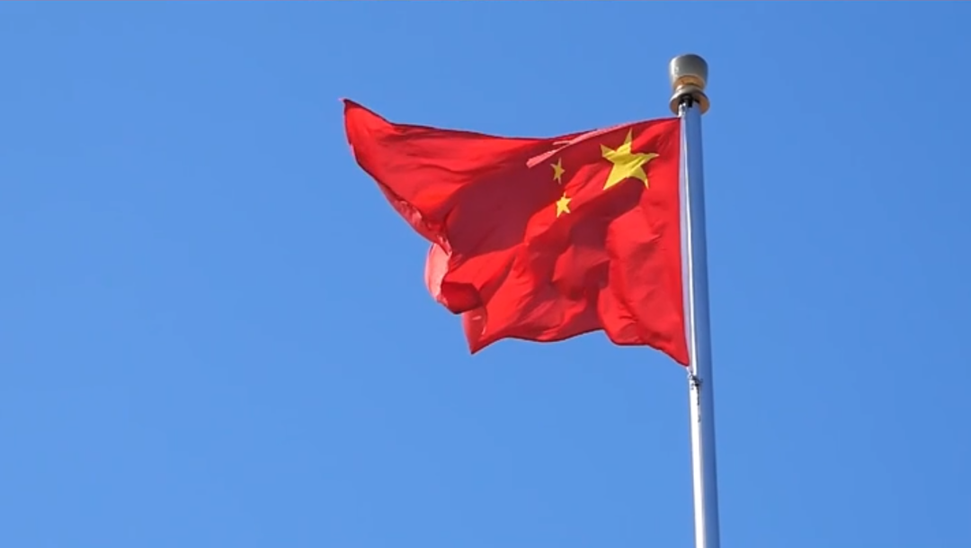 门窗型材源头厂家欧帆铝材开工升国旗