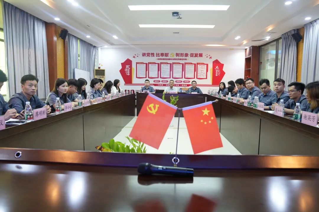 欧帆诺尊铝业召开展会总结大会。全体精英参与，董事长何贤辉出席会议。