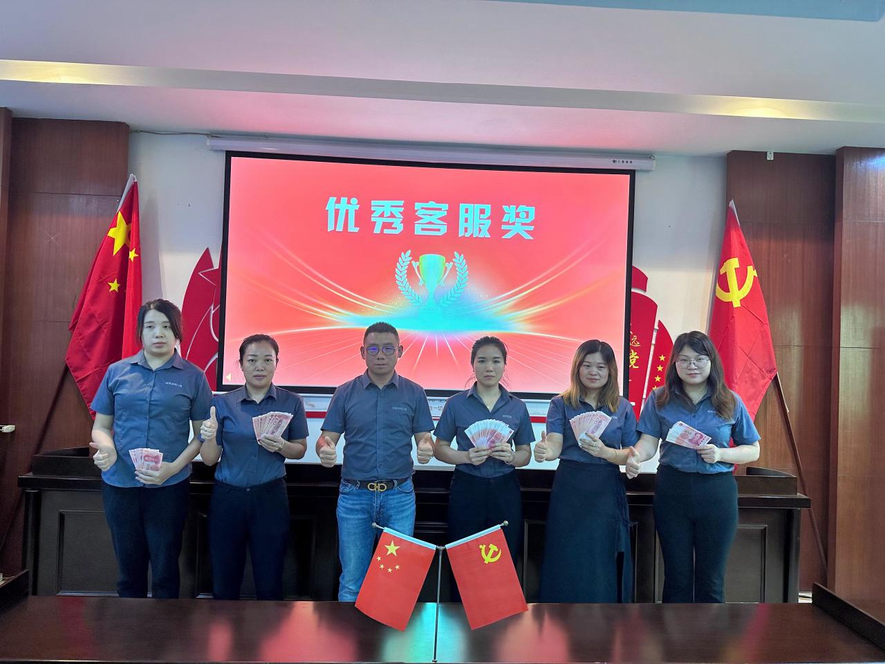欧帆铝材他们把客户当做家人一样，服务无微不至，字字句句皆是对客户的耐心与责任心，分分秒秒都是对工作的热情与用心。