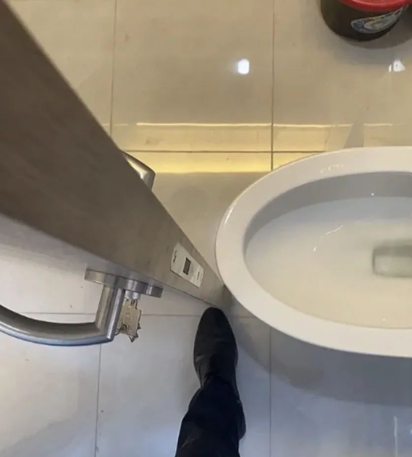 欧帆铝材_有的卫生间空间小，装平开门的话要么挡住马桶，要么出入不顺畅。